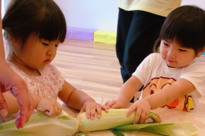 ワーママのための子育て情報WEBマガジン　karafuru（からふる）とうもろこし皮むき